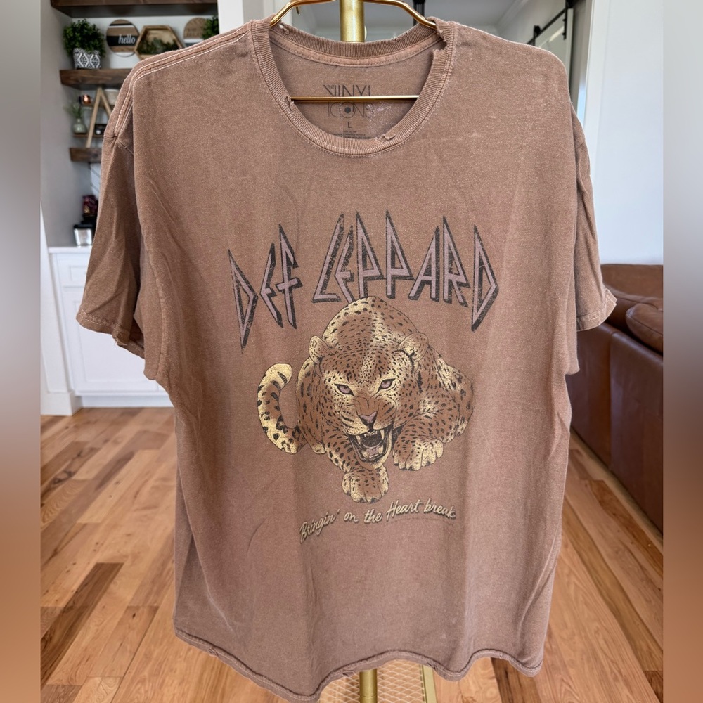 Def Leopard Large Graphic Tee Brown Vinyl Icons T-Shirt T9 - Picture 1 of 7